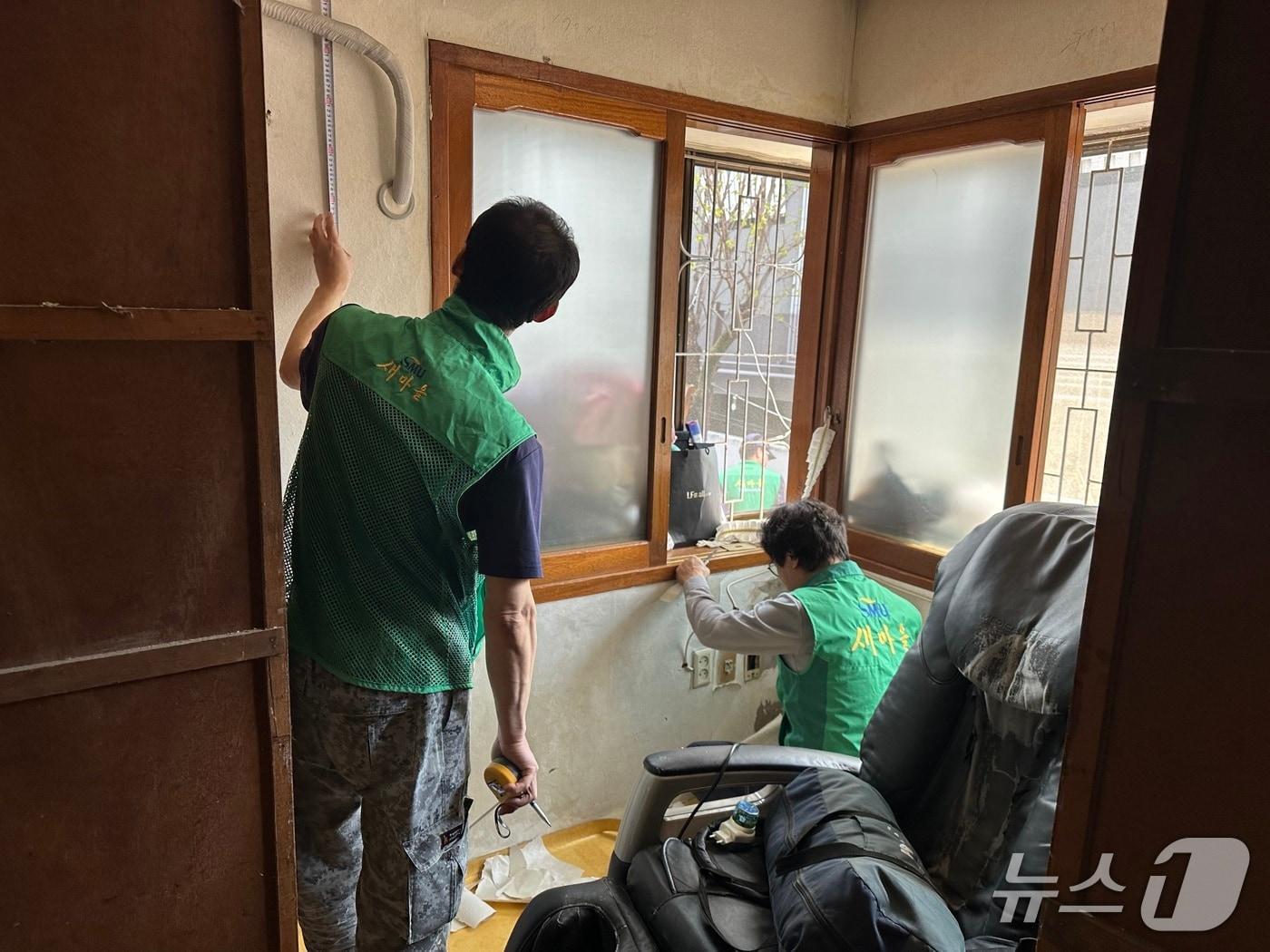 본문 이미지 - 대전 서구 새마을집도자협의회가 주거 개선 봉사활동을 진행했다.(서구 제공. 재판매 및 DB금지)/뉴스1
