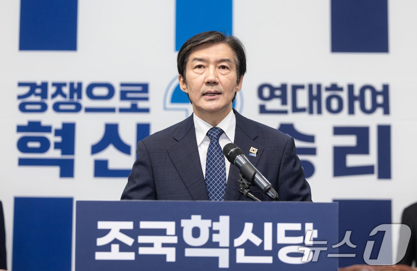 본문 이미지 - 조국 조국혁신당 대표가 14일 서울 여의도 국회에서 6.3 국회의원 재보궐선거 평택을 출마 기자회견을 하고 있다. 2026.4.14 ⓒ 뉴스1 이승배 기자