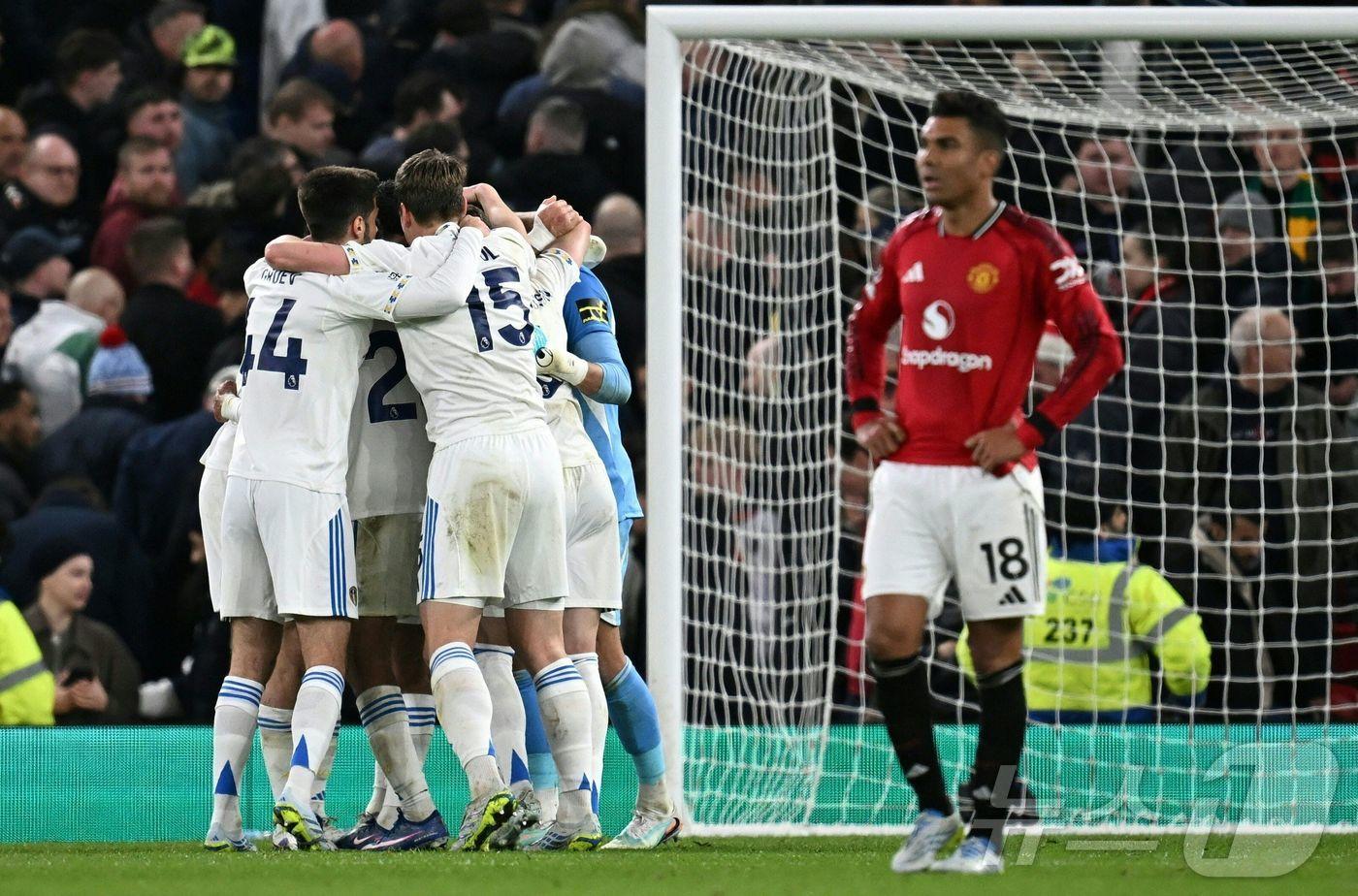 본문 이미지 - 리즈 유나이티드가 14일(한국시간) 영국 맨체스터 올드 트래퍼드에서 맨체스터 유나이티를 2-1로 제압했다. ⓒ AFP=뉴스1