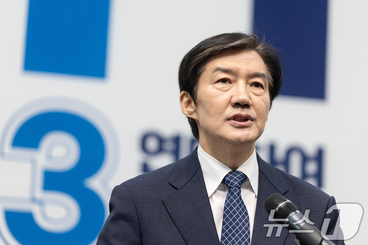 본문 이미지 - 조국 조국혁신당 대표가 14일 서울 여의도 국회에서 6.3 국회의원 재보궐선거 평택을 출마 기자회견을 하고 있다. 2026.4.14 ⓒ 뉴스1 이승배 기자