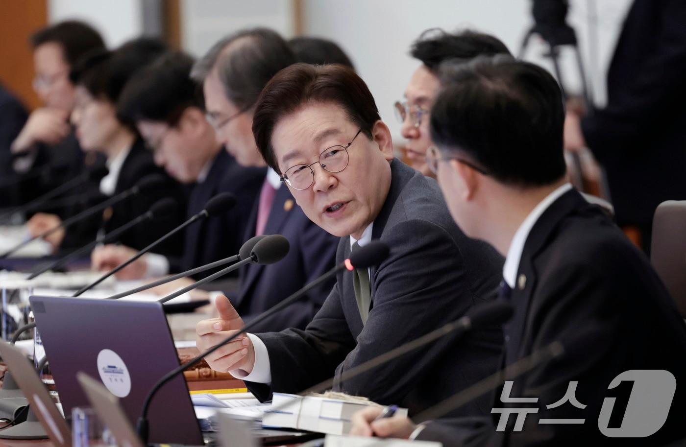 본문 이미지 - 이재명 대통령이 14일 청와대에서 열린 제16회 국무회의 겸 제5차 비상경제점검회의에서 발언을 하고 있다. (청와대통신사진기자단) 2026.4.14 ⓒ 뉴스1 이재명 기자