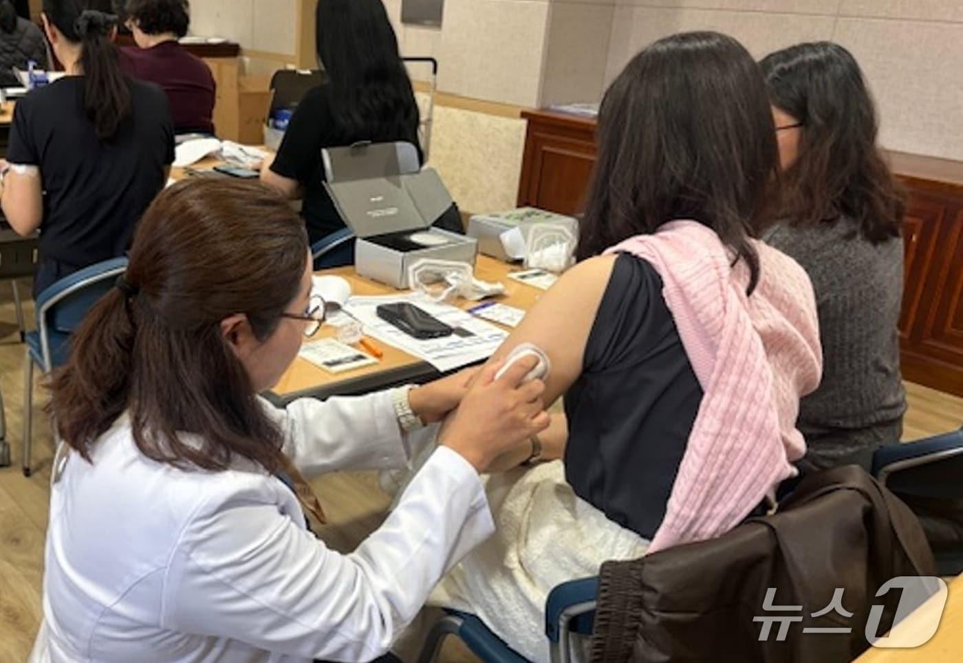 본문 이미지 - 진천군보건소, 연속 혈당측정기 부착 모습.(진천군 제공. 재판매 및 DB금지)