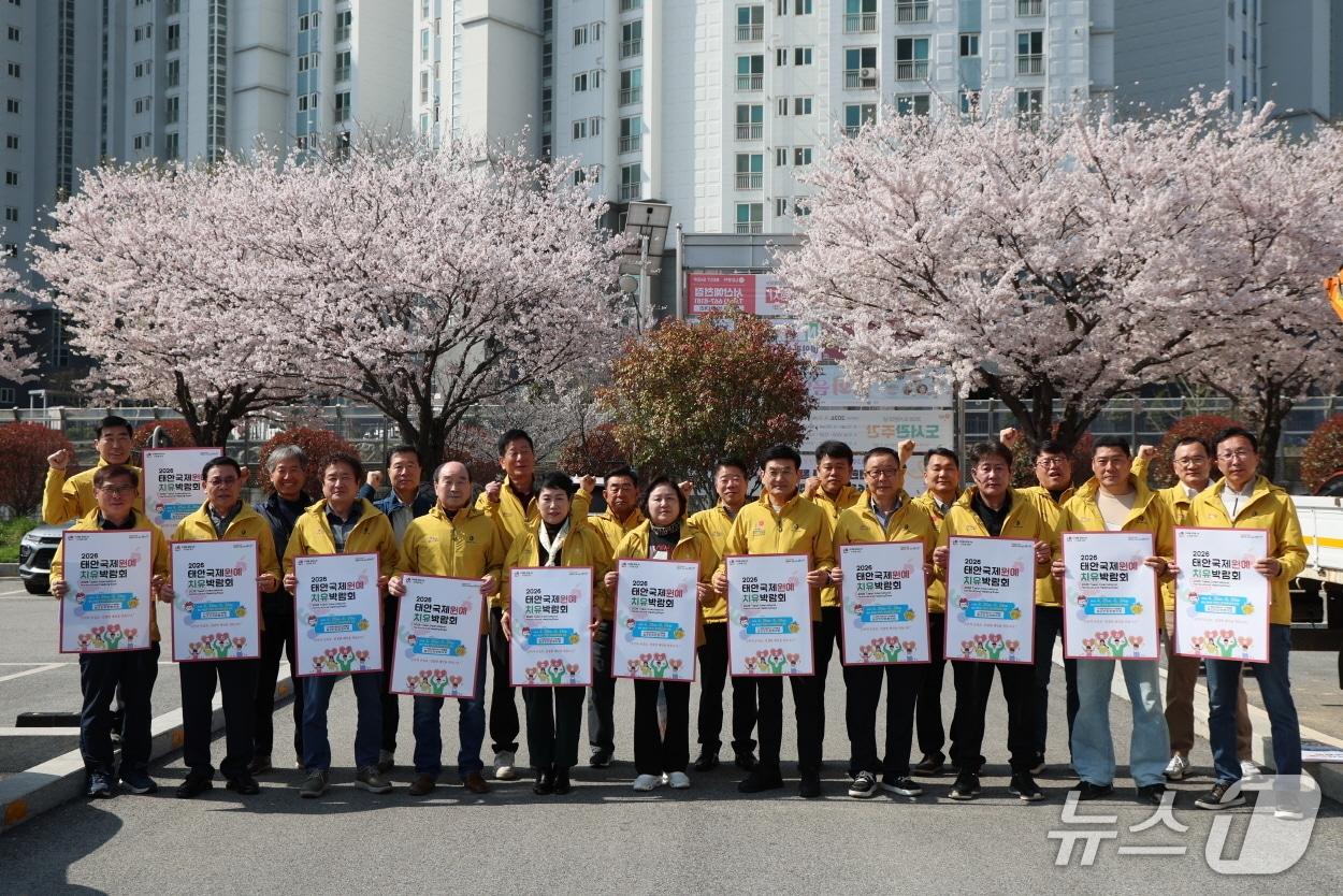 본문 이미지 - 지난 13일 화장실 개선사업을 마치고 기념촬영을 하고 있는 범군민지원협의회 모습(태안군 제공. 재판매 및 DB금지)2026.4.14/뉴스1