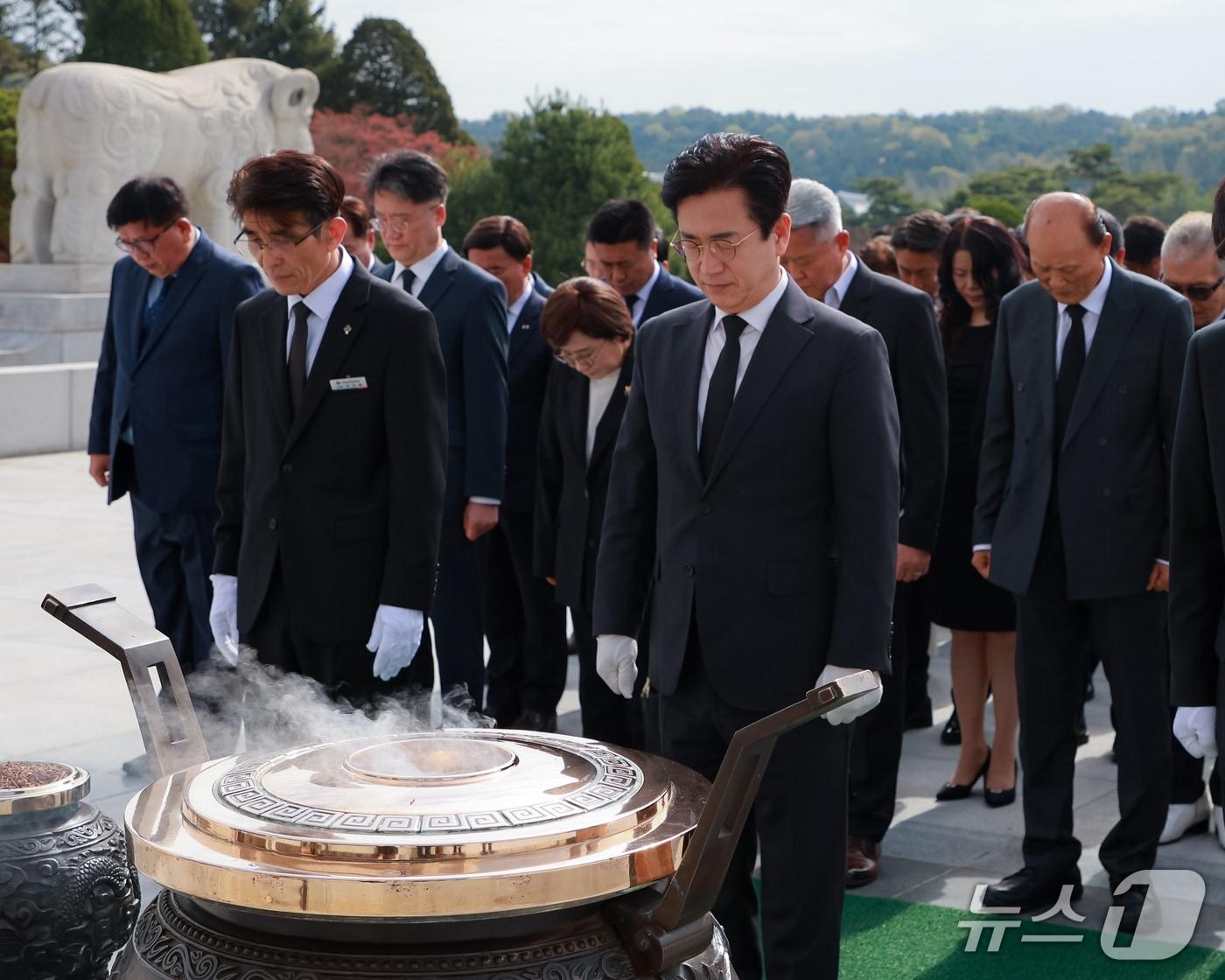 본문 이미지 - 더불어민주당 허태정 대전시장 후보가 14일 오전 국립대전현충원을 찾아 분향한 뒤 묵념하고 있다. (후보 제공) /뉴스1
