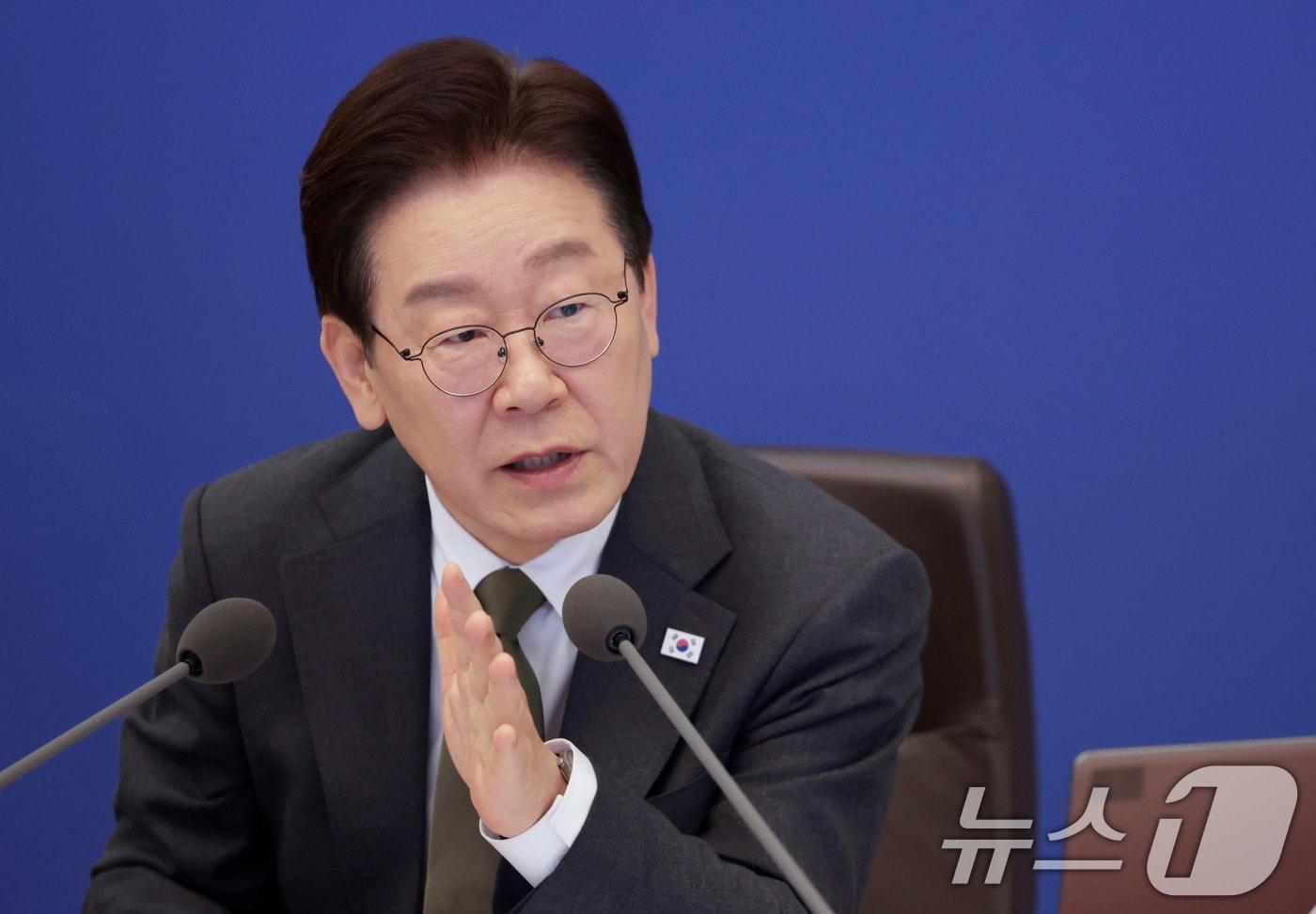 본문 이미지 - 이재명 대통령이 14일 청와대에서 열린 제16회 국무회의 겸 제5차 비상경제점검회의에서 발언을 하고 있다. (청와대통신사진기자단) 2026.4.14 ⓒ 뉴스1 이재명 기자