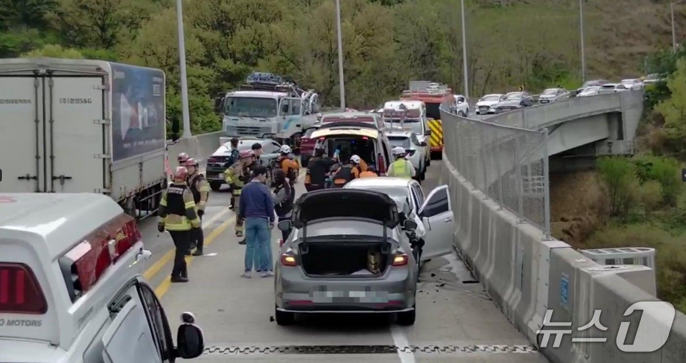 본문 이미지 - 14일 오전 9시 25분께 울산 북구 염포산 터널에서 아산로 방향의 고가도로에서 22톤 트럭과 승용차가 충돌하는 사고가 났다.(울산소방 제공. 재판매 및 DB금지)/뉴스1