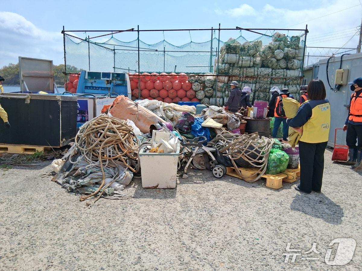 본문 이미지 - 전남 여수시가 민관합동으로 선소대교 인근 항호마을에 방치된 폐어구 등 쓰레기를 수거하고 있다. (여수시 제공. 재판매 및 DB금지)