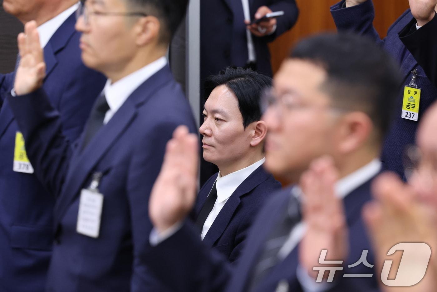 본문 이미지 - '쌍방울 대북 송금' 사건을 수사했던 박상용 검사가 14일 서울 여의도 국회 윤석열정권정치검찰조작기소의혹사건진상규명국정조사특별위원회에서 열린 쌍방울 대북송금 조작기소 의혹 사건 청문회에서 증인 선서를 거부하고 있다. ⓒ 뉴스1 신웅수 기자