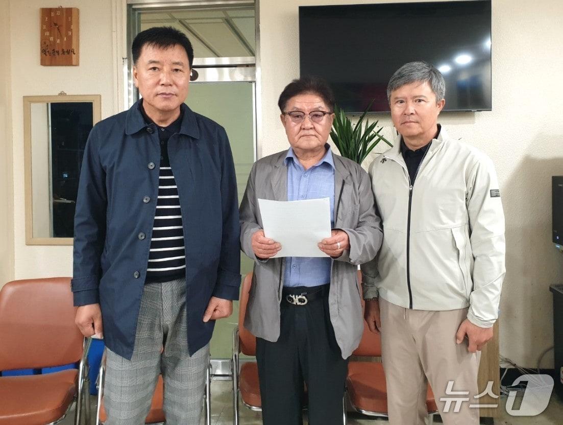 본문 이미지 - 14일 영동군 전문건설 운영위 관계자들이 군이 발주한 수의계약공사와 관련한 입장을 밝히고 있다.