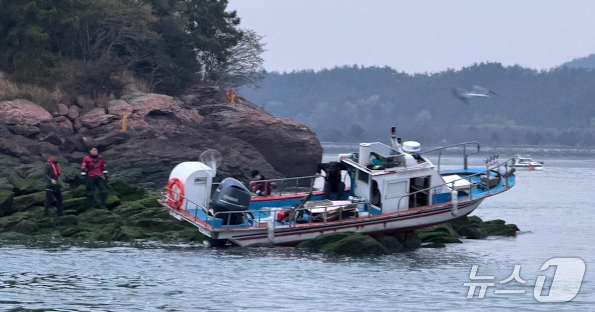 본문 이미지 - 14일 오전 5시 28분쯤 전남 신안군 압해도 정주도 인근 해상에서 4명이 승선한 1.78톤급 A 호가 좌초돼 해경이 구조작업을 하고 있다. (목포해경 제공. 재판매 및 DB 금지)
