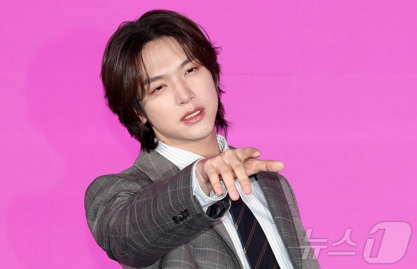 본문 이미지 - 배우 김재현이 14일 서울 영등포구 신도림 더 세인트 그랜드볼룸에서 열린 쿠팡플레이 시리즈 ‘로맨스의 절대값’ 제작발표회에 참석해 포즈를 취하고 있다. '로맨스의 절대값'은 꽃미남 선생님들을 주인공으로 로맨스 소설을 쓰던 여고생이 현실에서 그들과 예상치 못한 순간들을 마주하며, 파란만장한 학교생활의 주인공이 되는 하이틴 로맨스로 오는 17일 오후 8시 공개된다. 2026.4.14 ⓒ 뉴스1 김진환 기자