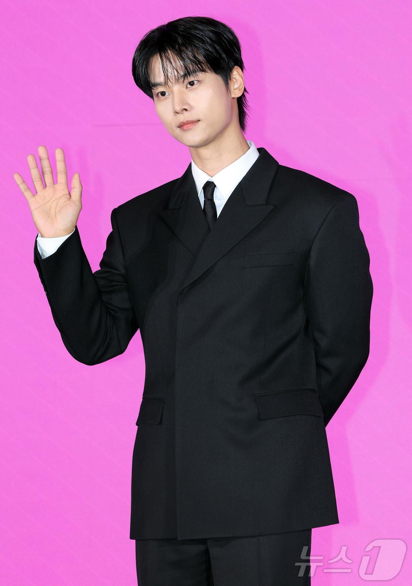 본문 이미지 - 배우 차학연이 14일 서울 영등포구 신도림 더 세인트 그랜드볼룸에서 열린 쿠팡플레이 시리즈 ‘로맨스의 절대값’ 제작발표회에 참석해 포즈를 취하고 있다. '로맨스의 절대값'은 꽃미남 선생님들을 주인공으로 로맨스 소설을 쓰던 여고생이 현실에서 그들과 예상치 못한 순간들을 마주하며, 파란만장한 학교생활의 주인공이 되는 하이틴 로맨스로 오는 17일 오후 8시 공개된다. 2026.4.14 ⓒ 뉴스1 김진환 기자