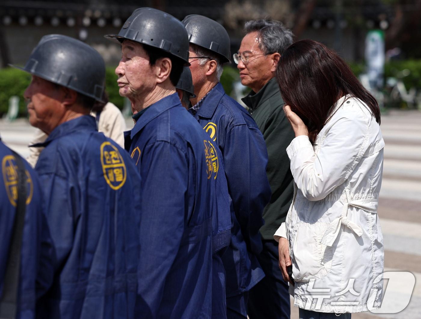 본문 이미지 - 사북사건 희생자 유가족이 14일 오전 서울 종로구 청와대 사랑재 앞 분수광장에서 열린 정부차원의 공식 사과 촉구 기자회견에서 발언을 마친 뒤 눈물을 훔치고 있다. 2026.4.14 ⓒ 뉴스1 구윤성 기자