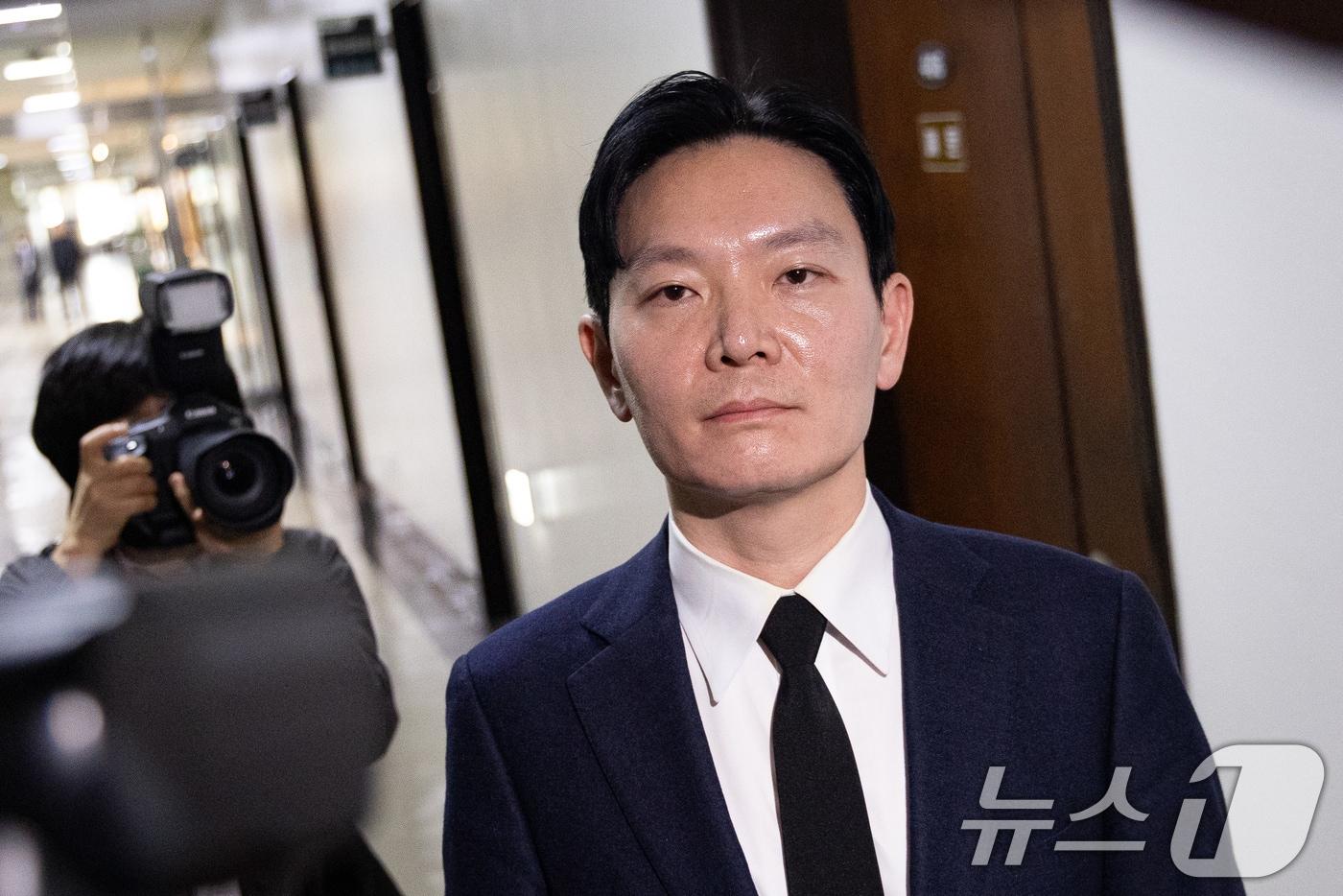 본문 이미지 - '쌍방울 대북 송금' 사건을 수사했던 박상용 검사가 14일 서울 여의도 국회에서 열린 제434회 국회(임시회) 윤석열 정권 정치검찰 조작기소 의혹 사건 진상규명 국정조사특별위원회 쌍방울 대북송금 조작기소 의혹 사건 청문회에 출석해 증인 선서를 거부한 후 퇴장해 대기장소로 이동하고 있다. 2026.4.14 ⓒ 뉴스1 유승관 기자