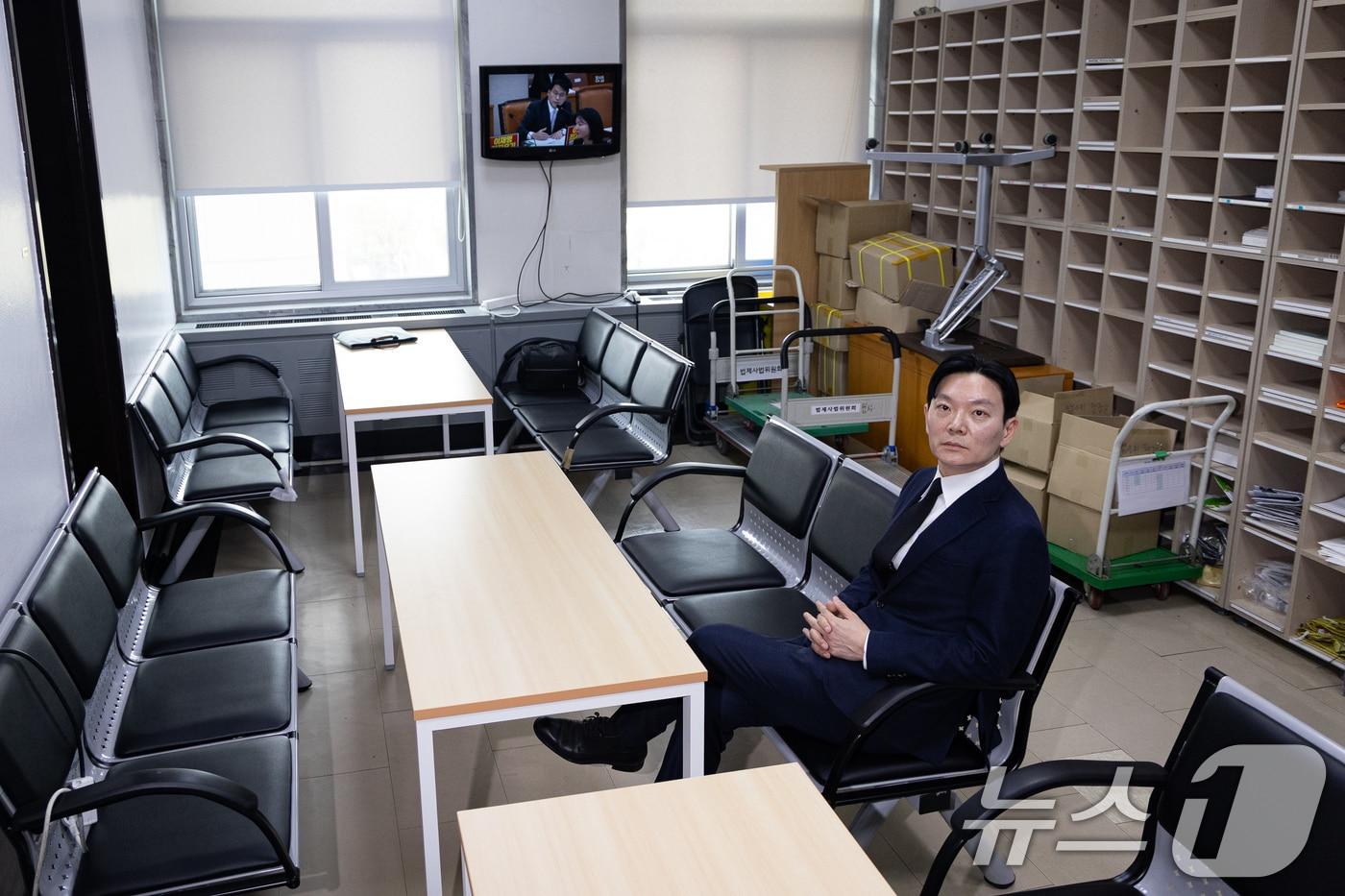 본문 이미지 - '쌍방울 대북 송금' 사건을 수사했던 박상용 검사가 14일 서울 여의도 국회에서 열린 제434회 국회(임시회) 윤석열 정권 정치검찰 조작기소 의혹 사건 진상규명 국정조사특별위원회 쌍방울 대북송금 조작기소 의혹 사건 청문회에 출석해 증인 선서를 거부한 후 퇴장해 대기장소에서 청문회 생중계를 지켜보고 있다. 2026.4.14 ⓒ 뉴스1 유승관 기자