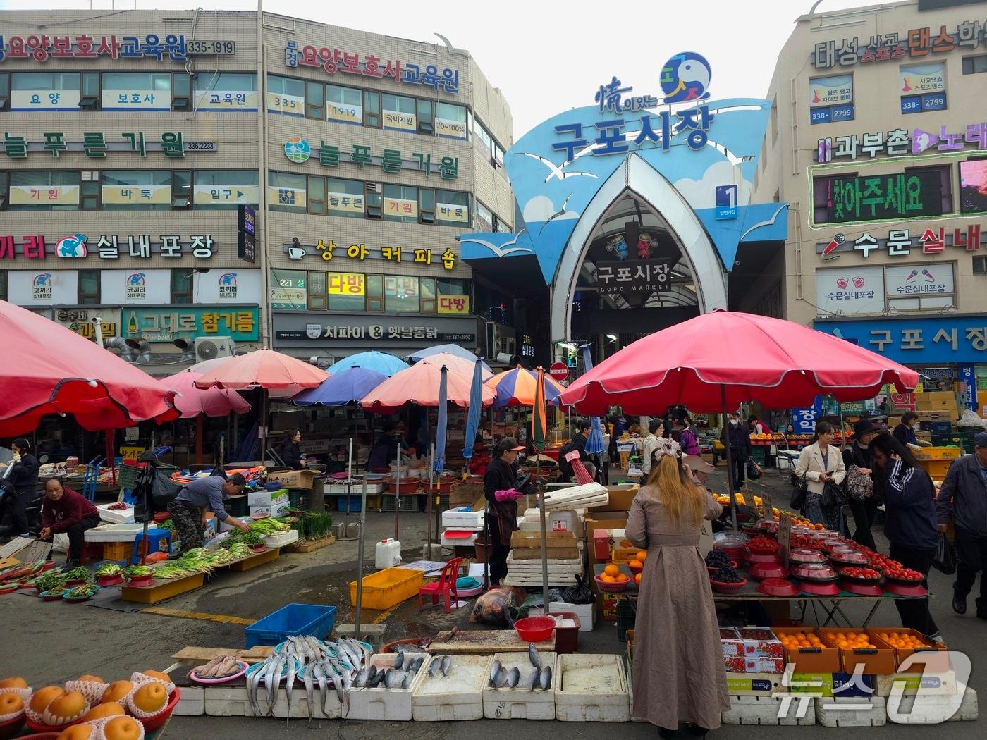 본문 이미지 - 부산 북구 구포시장에서 시민들이 장을 보고 있다.2026.4.14 ⓒ 뉴스1 이주현 기자