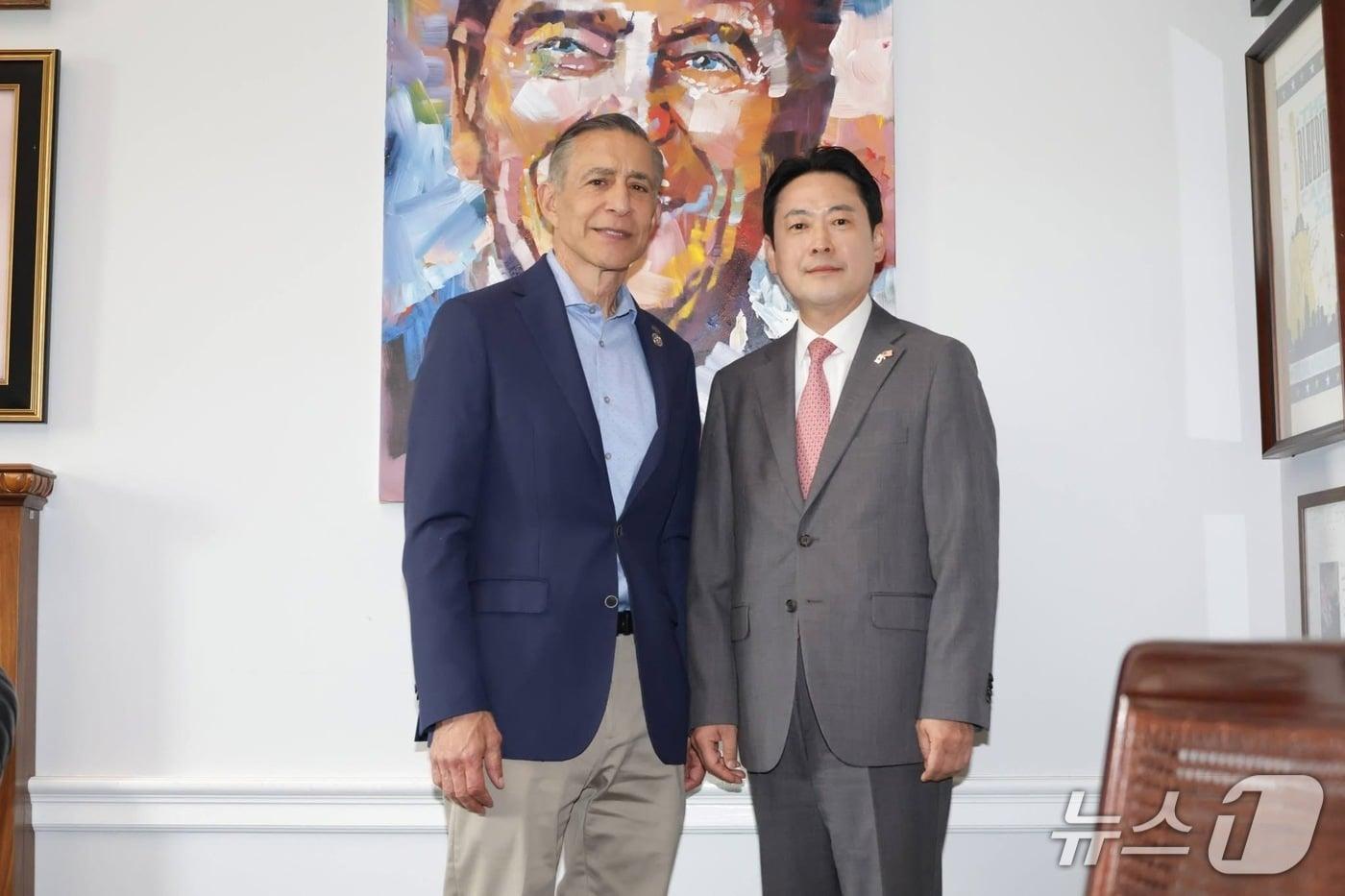 본문 이미지 - 장동혁 국민의힘 대표가 미국 연방하원의원인 대럴 아이사 의원을 만나고 있다.(SNS 갈무리)