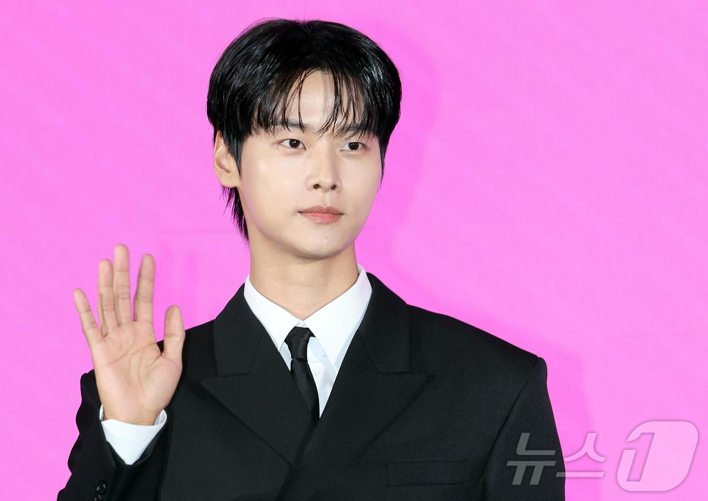 본문 이미지 - 배우 차학연이 14일 서울 영등포구 신도림 더 세인트 그랜드볼룸에서 열린 쿠팡플레이 시리즈 ‘로맨스의 절대값’ 제작발표회에 참석해 포즈를 취하고 있다. '로맨스의 절대값'은 꽃미남 선생님들을 주인공으로 로맨스 소설을 쓰던 여고생이 현실에서 그들과 예상치 못한 순간들을 마주하며, 파란만장한 학교생활의 주인공이 되는 하이틴 로맨스로 오는 17일 오후 8시 공개된다. 2026.4.14 ⓒ 뉴스1 김진환 기자