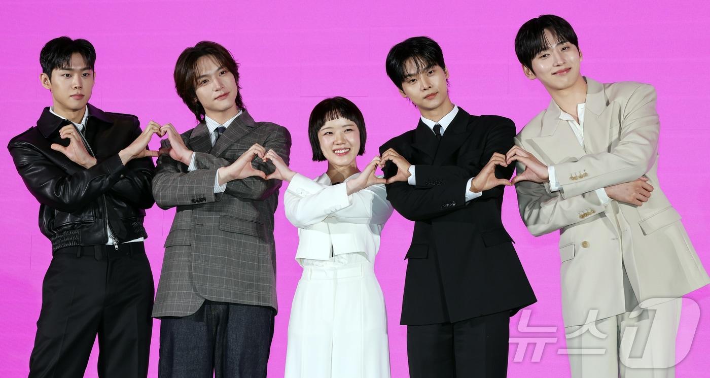 본문 이미지 - 배우 손정혁(왼쪽부터), 김재현, 김향기, 차학연, 김동규가 14일 서울 영등포구 신도림 더 세인트 그랜드볼룸에서 열린 쿠팡플레이 시리즈 ‘로맨스의 절대값’ 제작발표회에 참석해 포즈를 취하고 있다. '로맨스의 절대값'은 꽃미남 선생님들을 주인공으로 로맨스 소설을 쓰던 여고생이 현실에서 그들과 예상치 못한 순간들을 마주하며, 파란만장한 학교생활의 주인공이 되는 하이틴 로맨스로 오는 17일 오후 8시 공개된다. 2026.4.14 ⓒ 뉴스1 김진환 기자