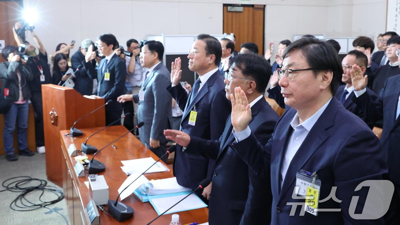 본문 이미지 - 14일 서울 여의도 국회 윤석열정권정치검찰조작기소의혹사건진상규명국정조사특별위원회에서 열린 쌍방울 대북송금 조작기소 의혹 사건 청문회에서 증인들이 선서를 하고 있다. 2026.4.14 ⓒ 뉴스1 신웅수 기자