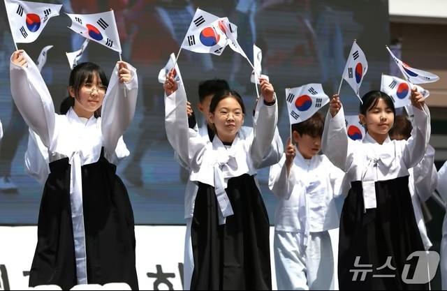 본문 이미지 -  지난해 4월, 제천 '3·1절 독립만세운동'./뉴스1 ⓒ News1 손도언 기자