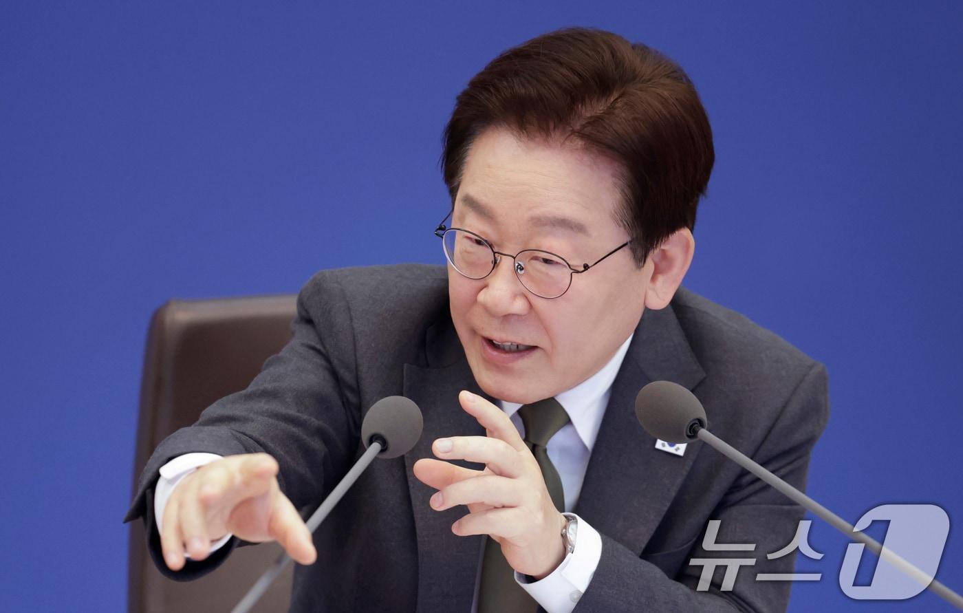 본문 이미지 - 이재명 대통령이 14일 청와대에서 열린 제16회 국무회의 겸 제5차 비상경제점검회의에서 발언을 하고 있다. (청와대통신사진기자단) 2026.4.14 ⓒ 뉴스1 이재명 기자