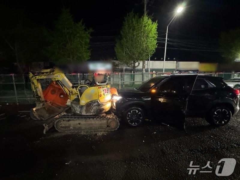 본문 이미지 - 굴삭기 충돌 후 멈춰 선 A씨 차량.(부산경찰청 제공. 재판매 및 DB금지)