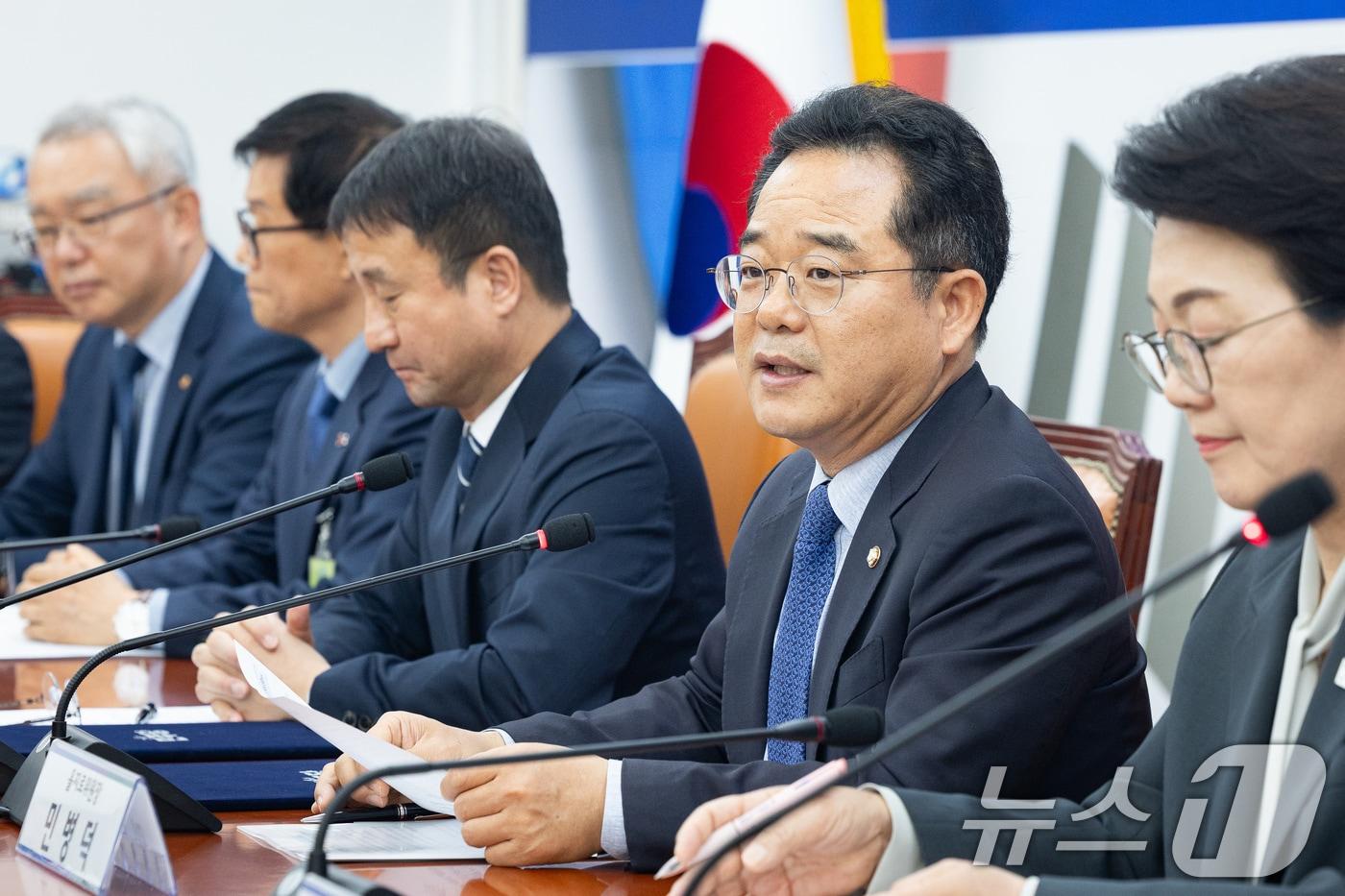 본문 이미지 - 민병덕 더불어민주당 을지로위원장이 14일 서울 여의도 국회에서 열린 중동전쟁 위기극복을 위한 고통분담 '석유화학-플라스틱업계 상생협약식'에서 모두 발언을 하고 있다. ⓒ 뉴스1 유승관 기자