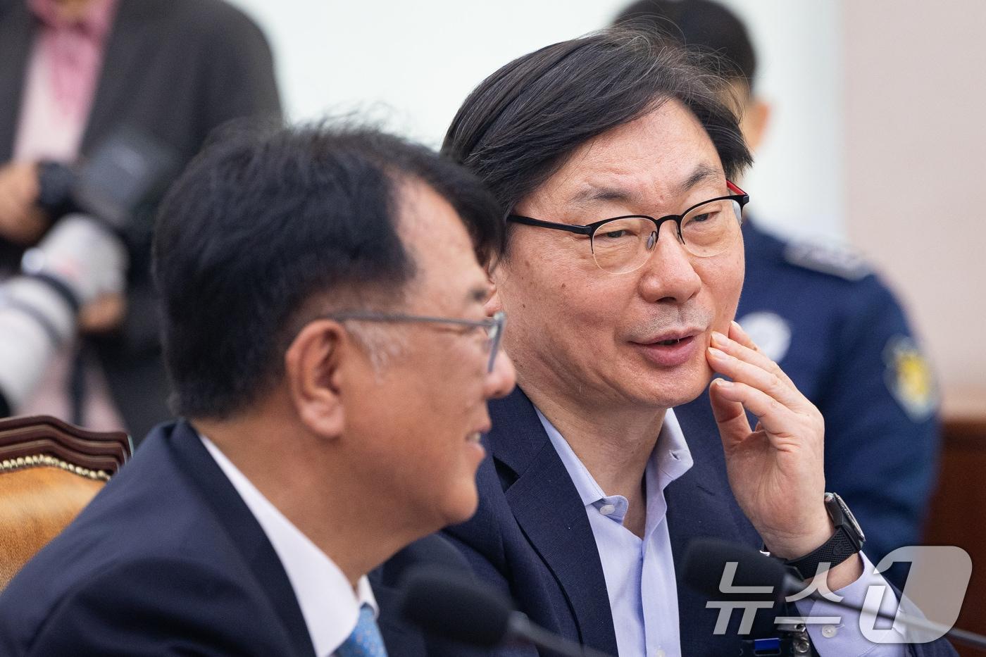 본문 이미지 - 이화영 전 경기도 평화부지사(오른쪽)와 서민석 변호사. 2026.4.14 ⓒ 뉴스1 유승관 기자