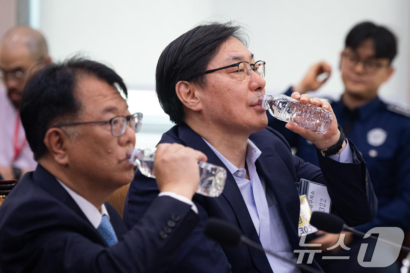 본문 이미지 - 이화영 전 경기도 평화부지사(오른쪽)와 서민석 변호사가 지난 4월 14일 서울 여의도 국회에서 열린 제434회 국회(임시회) 윤석열 정권 정치검찰 조작기소 의혹 사건 진상규명 국정조사특별위원회 쌍방울 대북송금 조작기소 의혹 사건 청문회에 출석해 물을 마시고 있다. 2026.4.14 ⓒ 뉴스1 유승관 기자