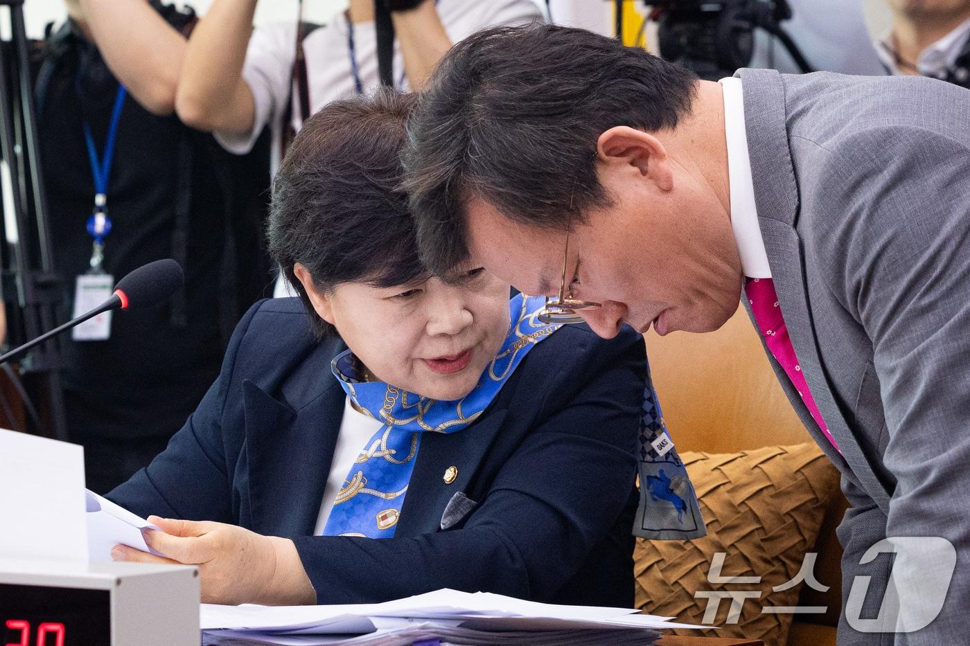 본문 이미지 - 14일 서울 여의도 국회에서 열린 제434회 국회(임시회) 윤석열 정권 정치검찰 조작기소 의혹 사건 진상규명 국정조사특별위원회 제7차 전체회의에서 서영교 위원장과 김형동 국민의힘 간사가 대화를 나누고 있다. 2026.4.14 ⓒ 뉴스1 유승관 기자