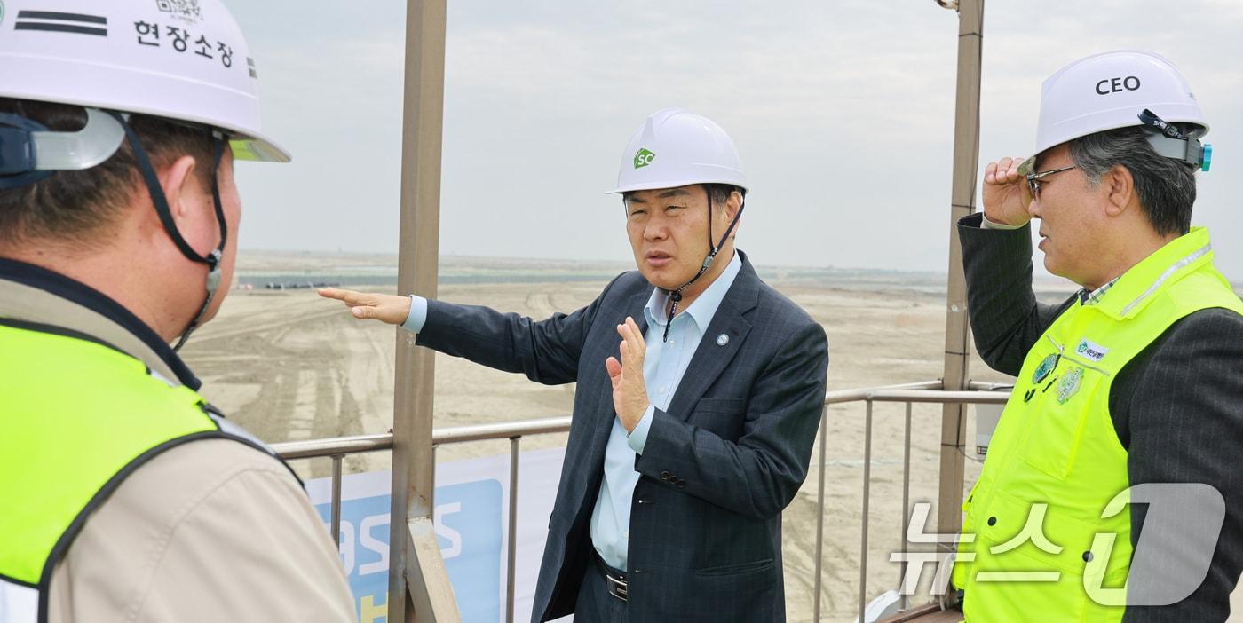 본문 이미지 - 김관영 전북특별자치도지사가 14일 현대자동차 그룹 9조원 투자 등 전북 대규모 투자와 관련해 책임 현장 행정에 나선 가운데 새만금 수변도시에서 공사 관계자들과 현장을 둘러보고 있다. (전북특별자치도 제공. 재판매 및 DB 금지) 2026.4.14 ⓒ 뉴스1 유경석 기자