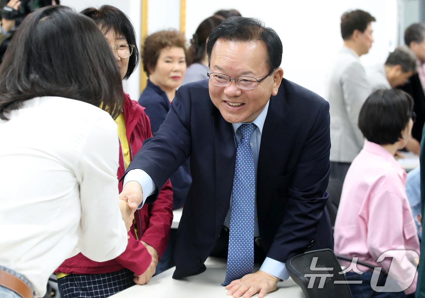 본문 이미지 - 김부겸 더불어민주당 대구시장 예비후보가 13일 오전 대구 남구 대구상인회관에서 열린 전통시장 상인연합회 간담회를 찾아 상인과 인사 나누고 있다. 2026.4.14 ⓒ 뉴스1 공정식 기자