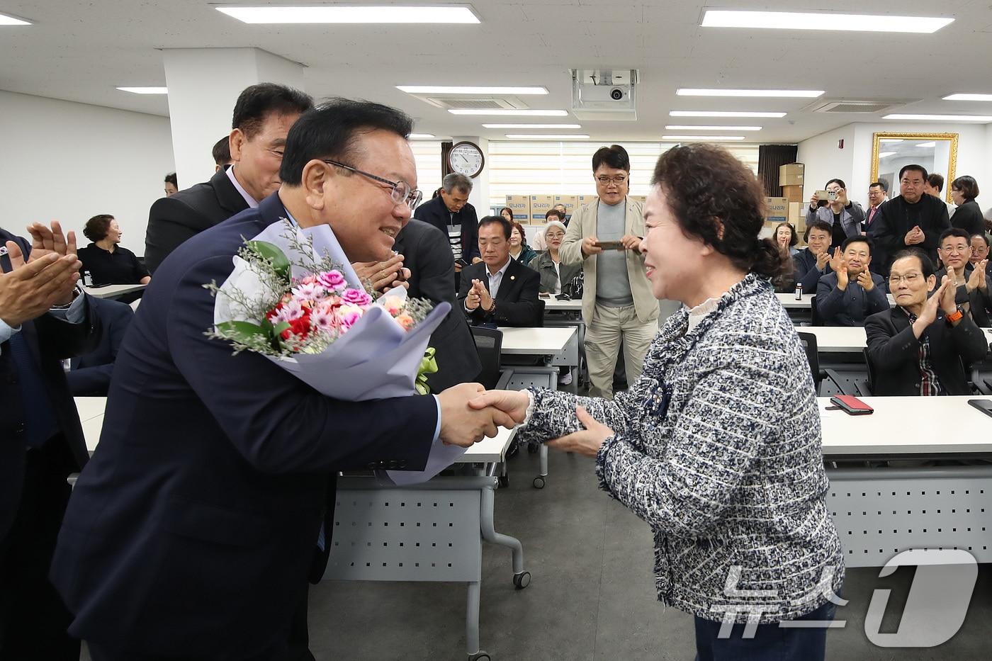 본문 이미지 - 김부겸 더불어민주당 대구시장 예비후보가 13일 오전 대구 남구 대구상인회관에서 열린 전통시장 상인연합회를 찾아 꽃다발을 받고 있다. 2026.4.14 ⓒ 뉴스1 공정식 기자