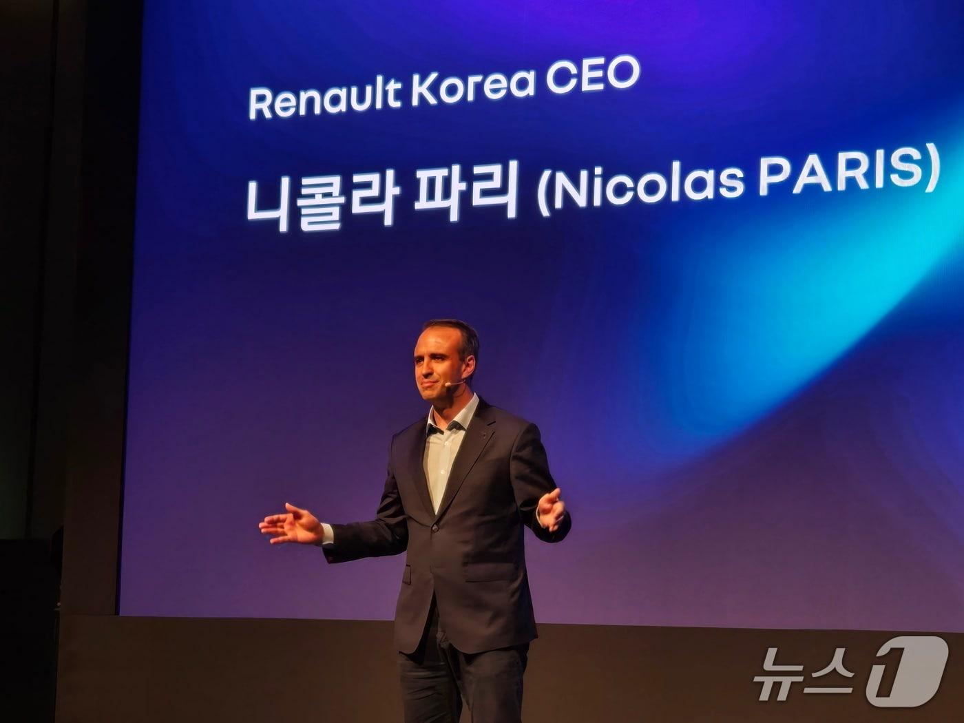 본문 이미지 - 니콜라 파리 르노코리아 대표이사 사장이 14일 오전 서울 용산구 그랜드 하얏트 호텔에서 열린 기자 간담회에서 신차 개발 계획에 대해 발표하고 있다. 2026.4.14/뉴스1 김성식 기자