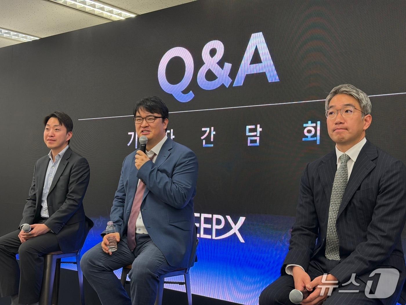 본문 이미지 - 피지컬 인공지능(AI) 반도체 기업 딥엑스가 14일 경기도 성남 판교 본사에서 첫 기자간담회를 열었다. (왼쪽부터) 고범석 이사, 김녹원 대표, 조영호 CFO가 질의응답을 진행하고 있다. 2026.4.14 ⓒ 뉴스1 이기범 기자