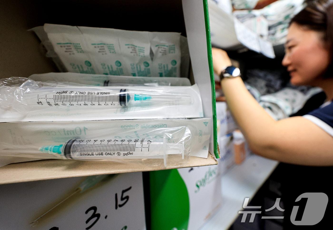 본문 이미지 - 14일 서울의 한 병원에서 관계자가 주사기를 정리하고 있다. 2026.4.14 ⓒ 뉴스1 이호윤 기자