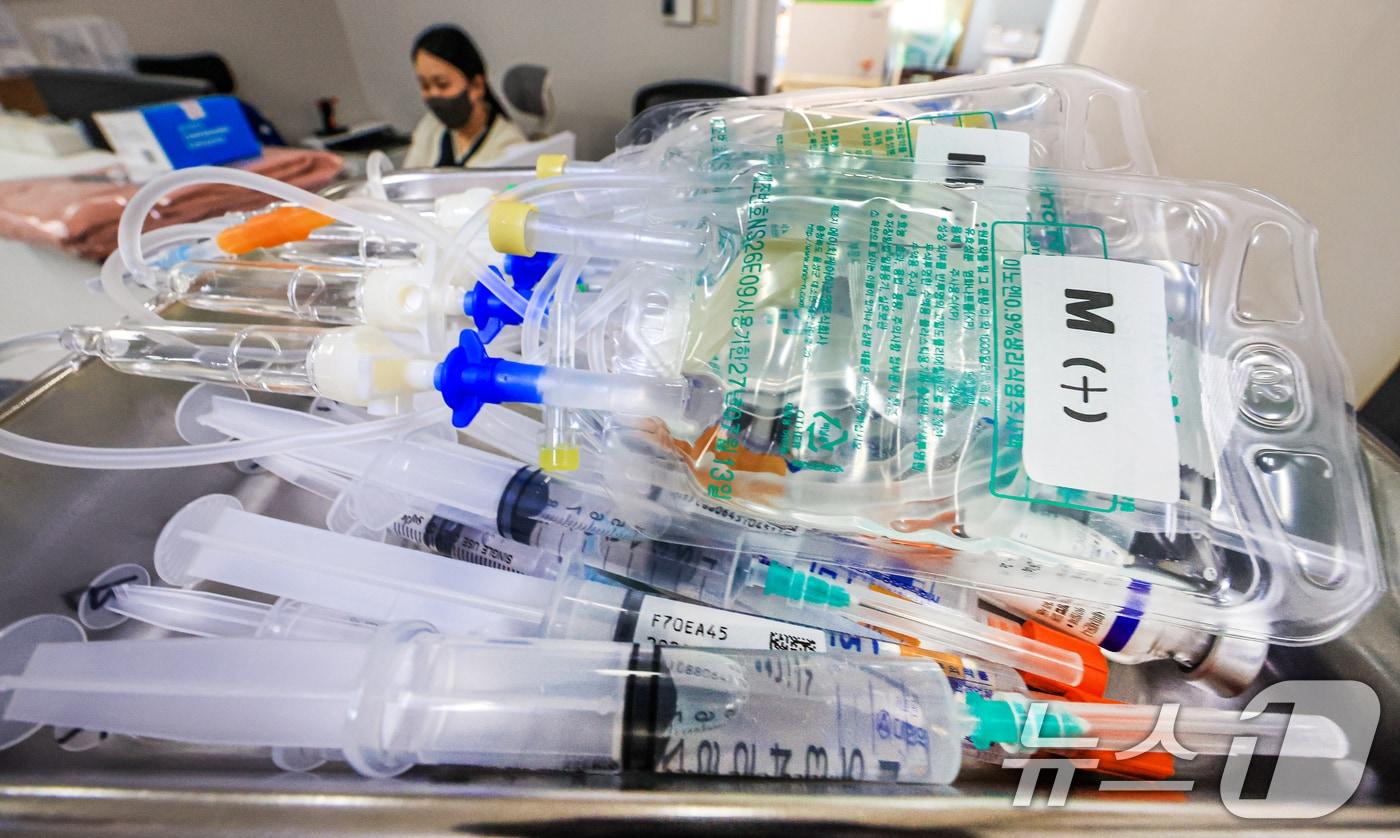 본문 이미지 - 중동 사태 장기화로 석유화학 원료 기반 의료 소모품의 수급 차질 우려가 커지자 정부가 주사기와 주사침에 대한 매점매석 행위를 금지하기로한 14일 서울의 한 병원에 의료용품들이 보관되고 있다. 2026.4.14 ⓒ 뉴스1 이호윤 기자