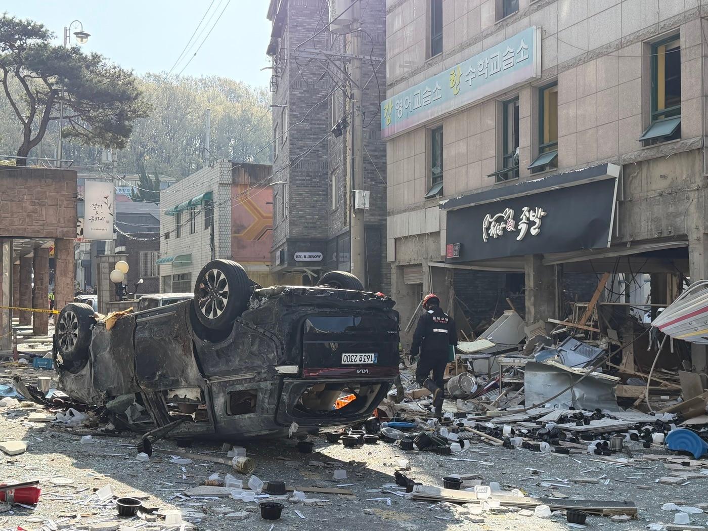 본문 이미지 - 가게 앞 전복된 차량