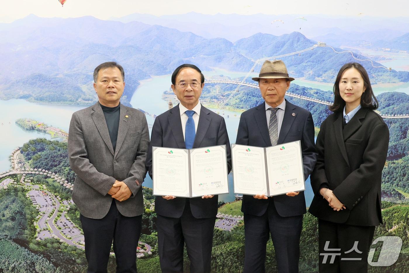 본문 이미지 - 14일 전북 임실군이 (사)한국애견연맹과 반려동물 문화 확산과 협력사업 추진을 위한 업무협약을 체결하고 있다.(임실군제공. 재판매 및 DB금지)2026.4.14/뉴스1
