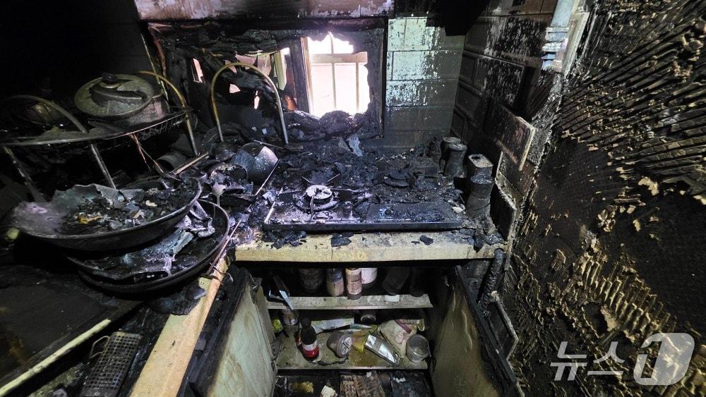 본문 이미지 - 화재 현장 모습.(전북 소방 제공. 재판매 및 DB 금지)