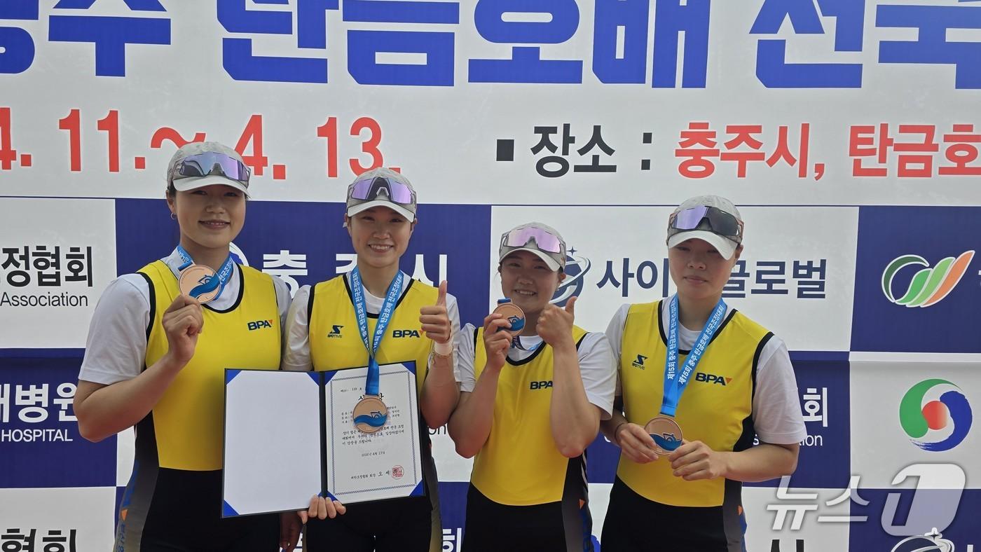 본문 이미지 - BPA 조정선수단이 쿼드러플스컬 종목에서 동메달을 획득하고 기념촬영을 하고 있는 모습 (BPA 제공. 재판매 및 DB금지)