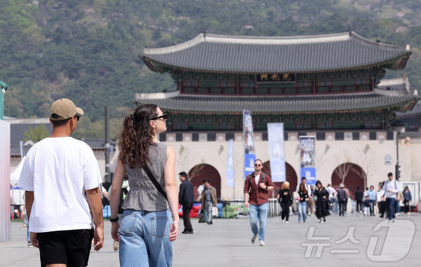 본문 이미지 - 서울 낮 최고 기온이 28도까지 오르는 등 초여름 날씨를 보인 14일 서울 종로구 광화문광장에서 외국인 관광객들이 발걸음을 옮기고 있다. 2026.4.14 ⓒ 뉴스1 김성진 기자