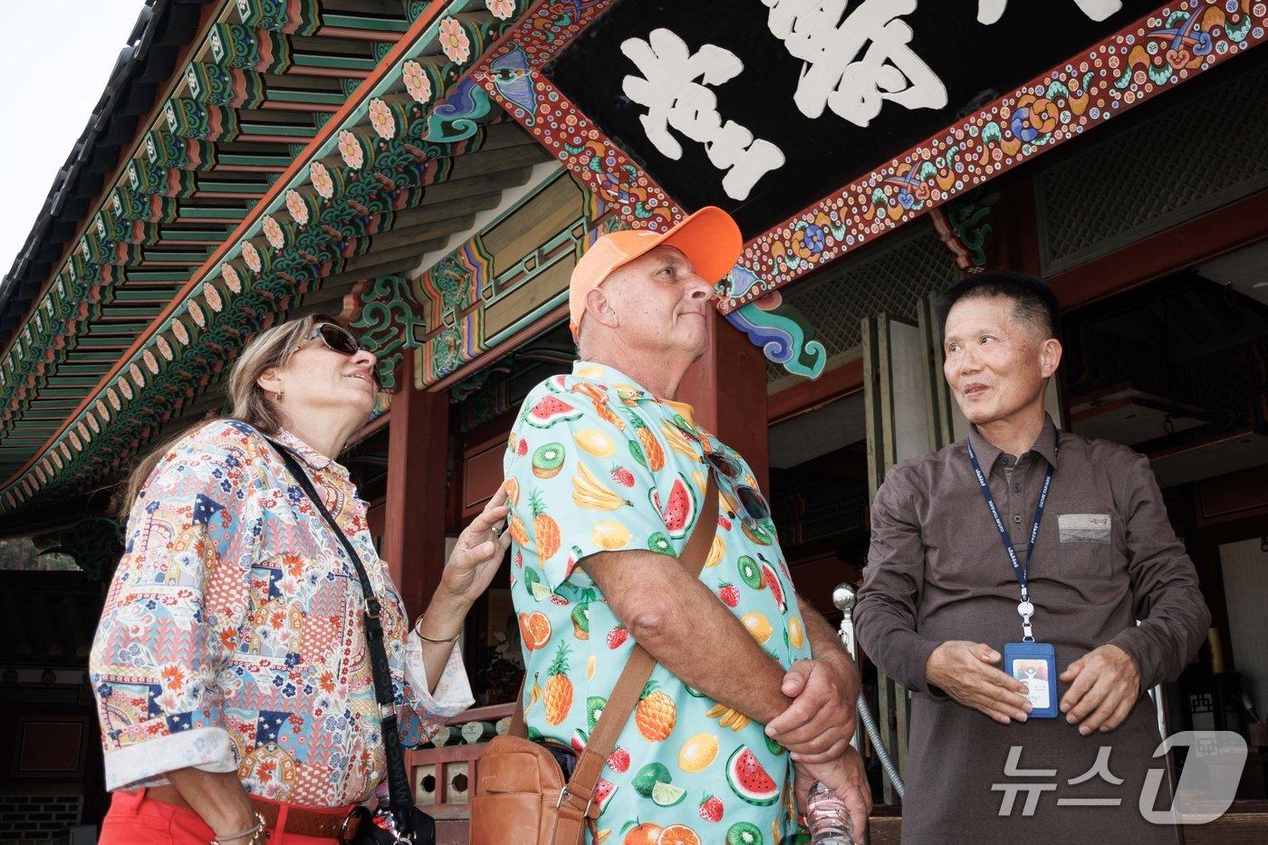 본문 이미지 - 경기 수원시 국제자매도시인 호주 타운즈빌시 유명 라디오 방송인 스티브 프라이스 씨(가운데)가 화성행궁을 둘러보고 있다. (수원시 제공. 재판매 및 DB 금지) 2026.4.14/뉴스1 