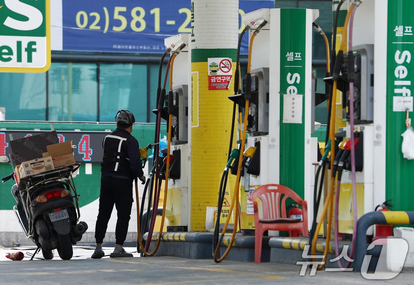 본문 이미지 - 서울 시내 주유소 모습. 2026.4.14 ⓒ 뉴스1 김민지 기자