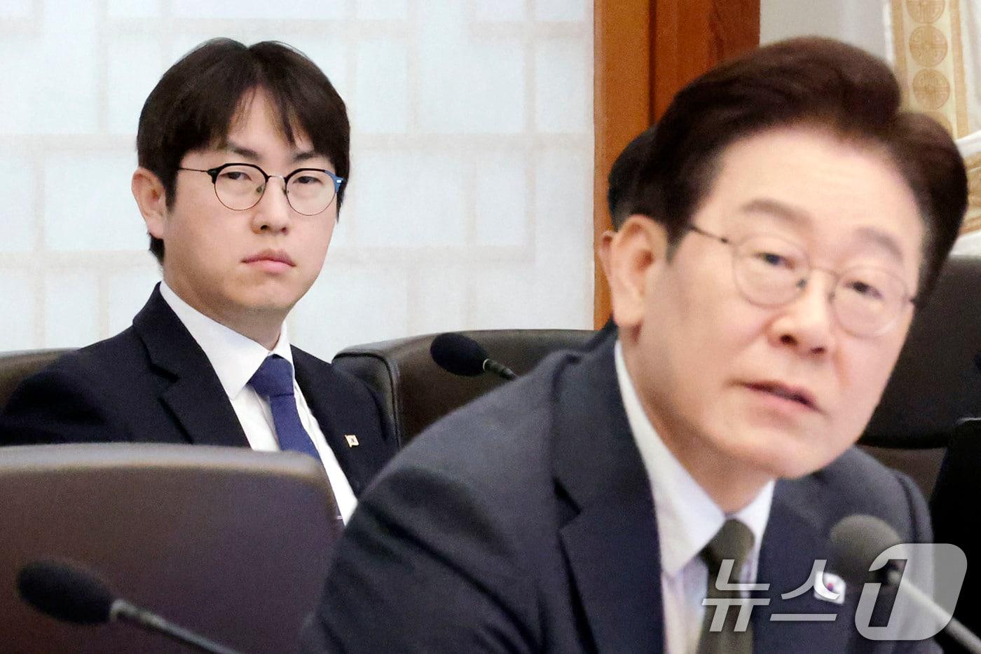 본문 이미지 - 하정우 AI미래기획수석이 14일 청와대에서 열린 제16회 국무회의 겸 제5차 비상경제점검회의에서 이재명 대통령의 발언을 듣고 있다. (청와대통신사진기자단) 2026.4.14 ⓒ 뉴스1 이재명 기자