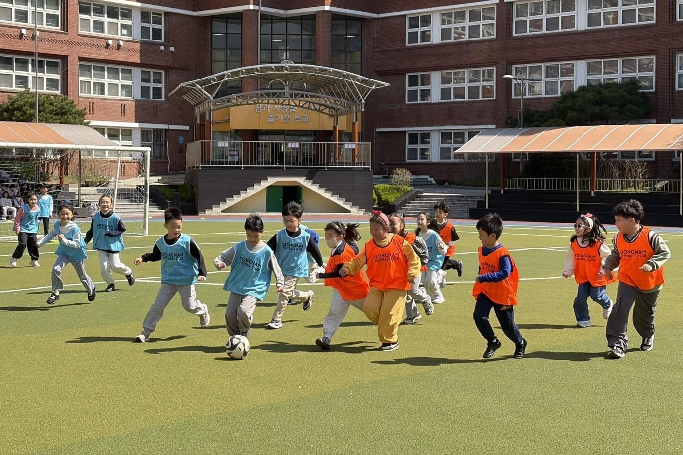 본문 이미지 - 성남FC가 지역 학생들의 건강한 체육활동을 장려하기 위한 '찾아가는 성남FC 축구교실'을 운영한다. (성남FC 제공) 