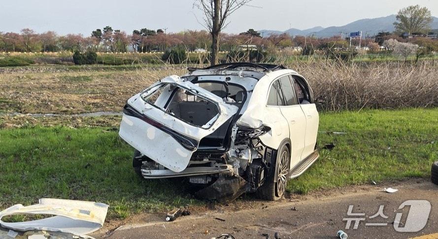 본문 이미지 - 지난 11일 경북 경주시 동천동에서 가드레일을 들이받은 후 5m 아래 하천 고수부지로 추락한 승용차가 형체를 알아볼 수 없을 정도로 심하게 찌그러졌다. 이 사고로 탑승자 4명 모두 숨졌다.(경북소방본부 제공. 재판매 및 DB금지)