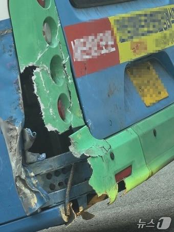 본문 이미지 - 3월 말 추돌 사고로 후면부가 심하게 파손된 채 안양 시내를 주행 중인 전기버스.(독자 제공. 재판매 및 DB금지)/뉴스1