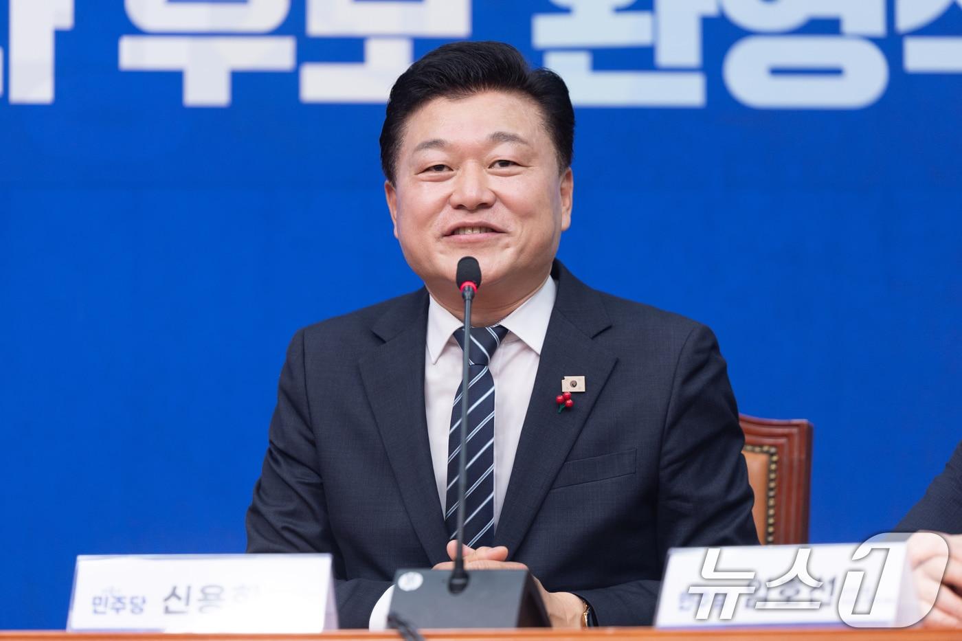 본문 이미지 - 신용한 더불어민주당 충북도지사 후보가 14일 서울 여의도 국회에서 열린 환영식에서 인사말하고 있다. 2026.4.14 ⓒ 뉴스1 이승배 기자